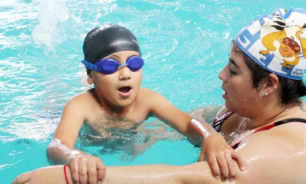 180 niños de ocho comunas de la región aprenderán a nadar con el IND estas vacaciones