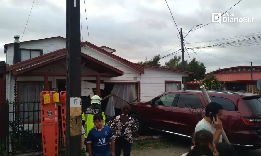 Automóvil se incrustó en vivienda de Paillaco