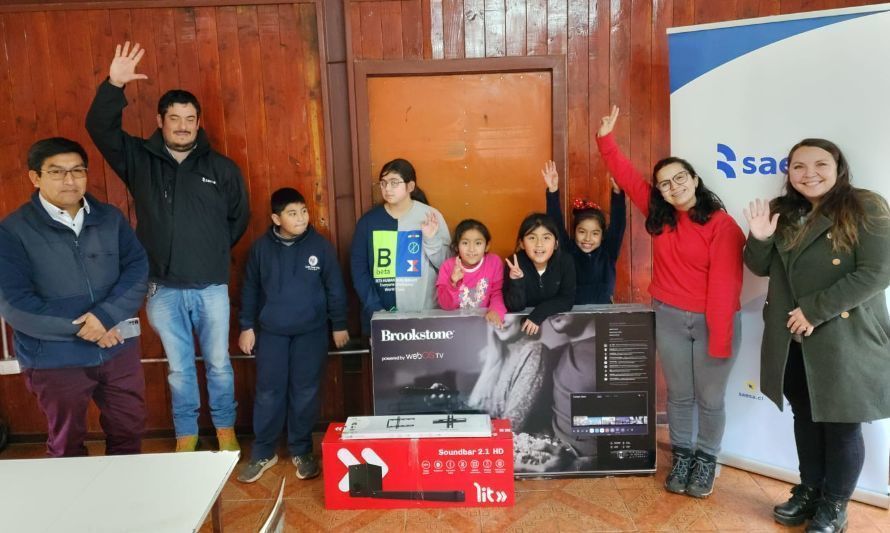 Saesa impulsa programa "Escuela con Energía" en Isla Huapi, Futrono