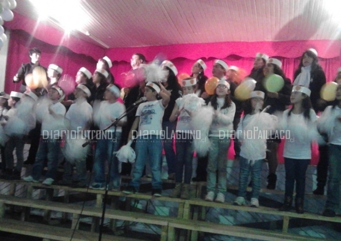 Apoderados y alumnos cantaron en festival que celebró el aniversario del Colegio María Deogracia