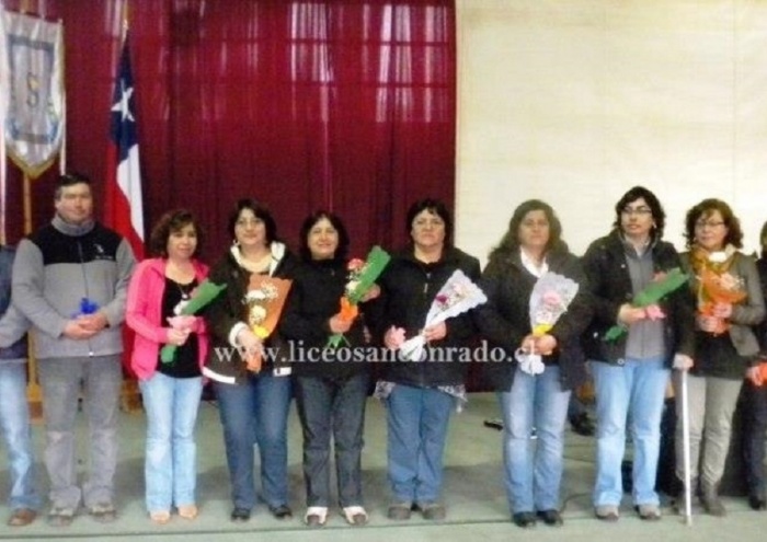 Comunidad educativa de Liceo San Conrado saludó a sus asistentes de la educación