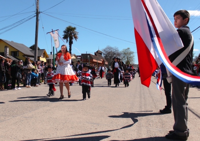 Impecable desfile de colegios inauguró las Fiestas Patrias de Futrono