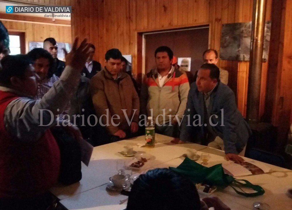 Tensión en Futrono: comuneros mapuche bloquearon acceso a local donde se encontraba el intendente