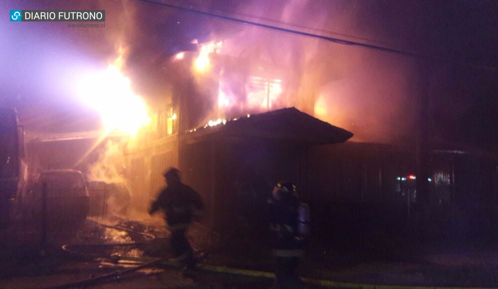 Bomberos de Futrono trabaja intensamente en incendio de la casa de conocido comerciante