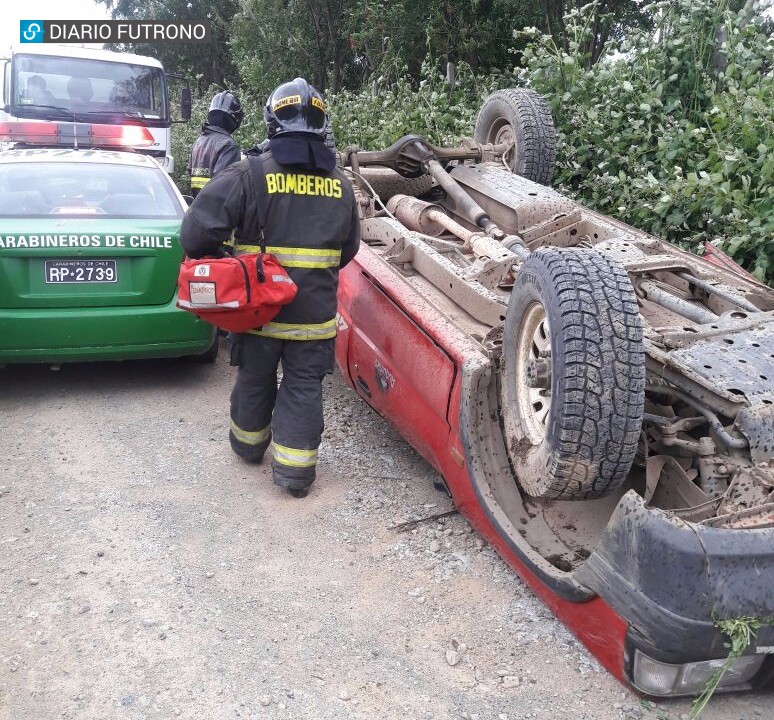 Futrono:Camioneta volcó en Pumol Alto en confuso accidente