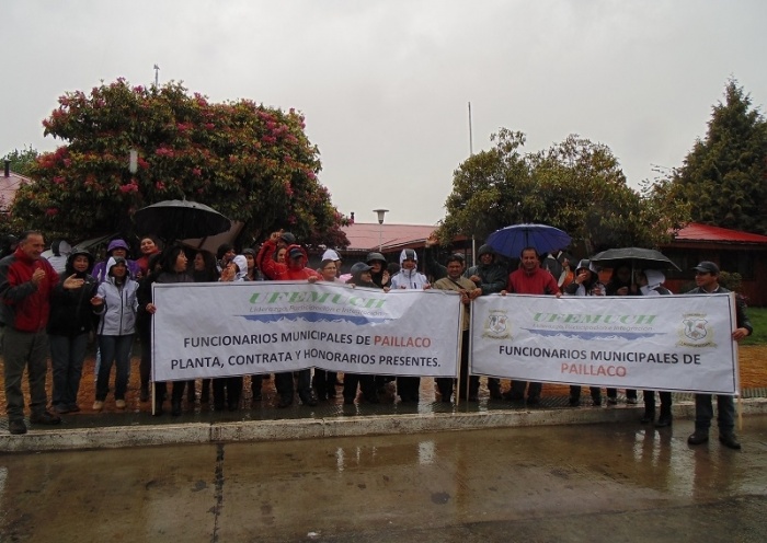 Funcionarios municipales de Paillaco clausuran entrada al municipio con propaganda política