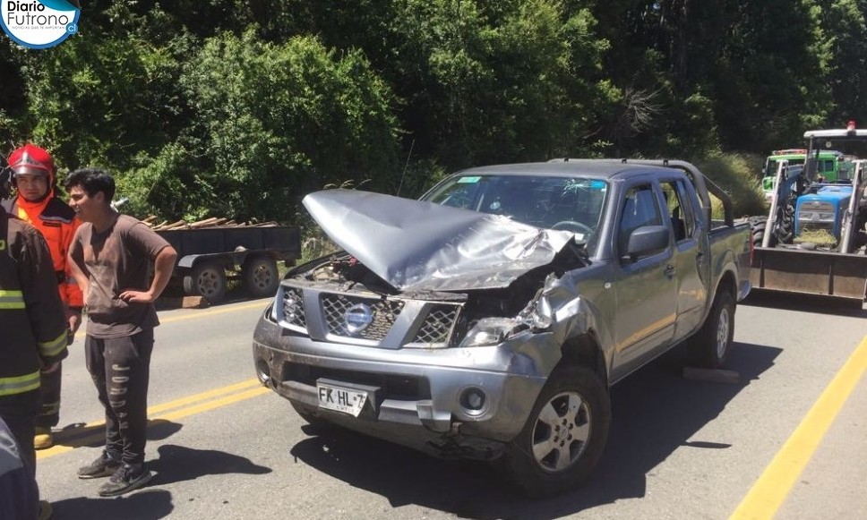 Dos lesionados tras accidente de camioneta con carro en la ruta Futrono-Llifén