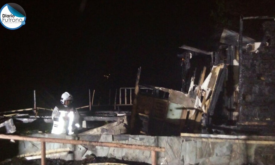 Incendio destruyó por completo oficina de turismo ubicada en playa de Llifén