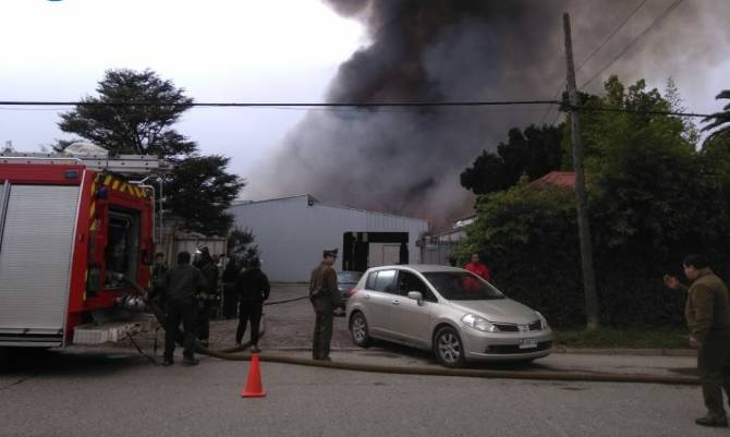 Incendio destruyó conocida mueblería en Valdivia