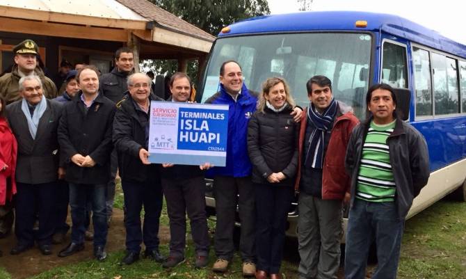 Inauguraron primer bus de transporte público en Isla Huapi