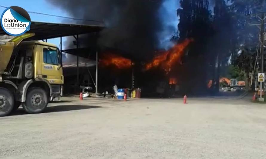 Millonarias pérdidas tras incendio de bodega y maquinaria en La Unión