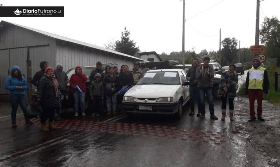 Vecinos de sector rural de Futrono protestan por camino: "Vehículos suben retrocediendo"