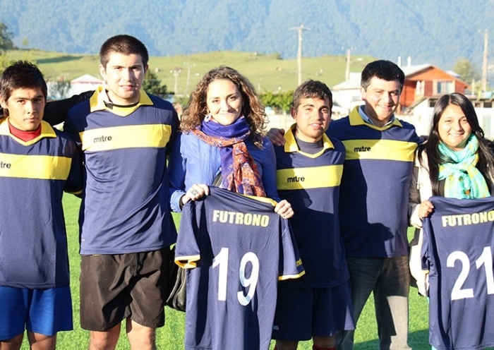 Municipalidad de Futrono donó equipamiento deportivo a selección adulta de fútbol