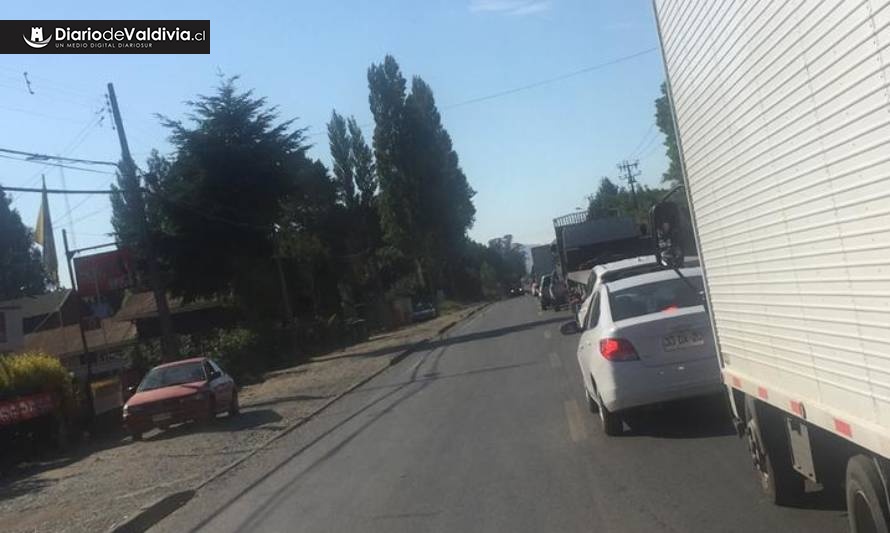 Reportan taco kilométrico en acceso sur de Valdivia