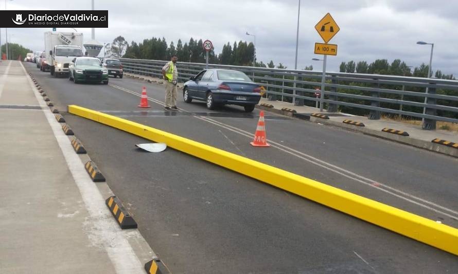 Valdivia: Conductor detenido tras derribar barrera de puente Cau Cau