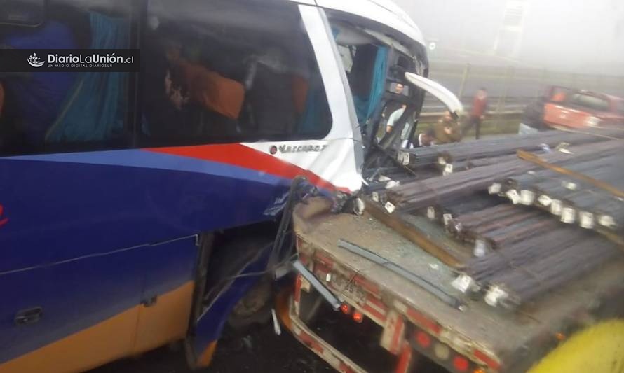 Confirman 16 lesionados tras colisión de bus y camión en acceso a Osorno
