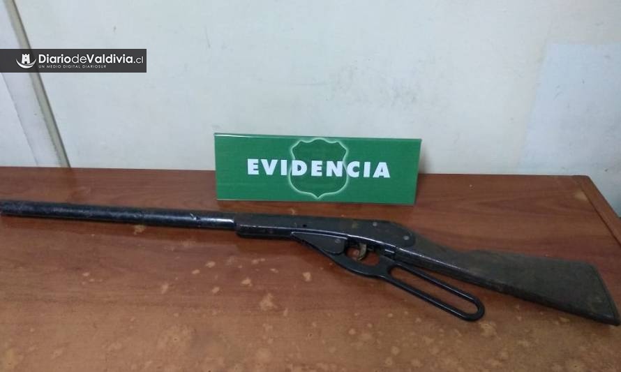 Carabineros detuvo a mujer que amenazó a taxista con un rifle en Valdivia