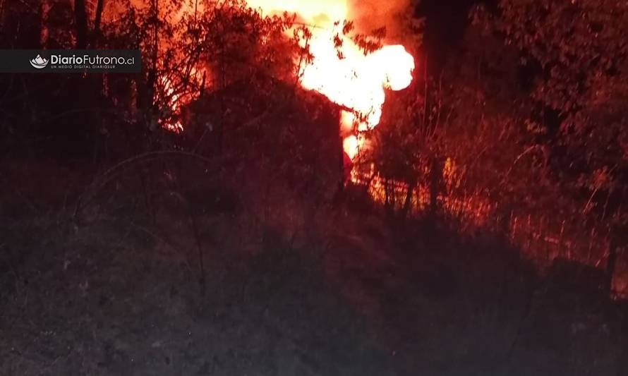 Incendio destruyó vivienda en sector cordillerano de Futrono