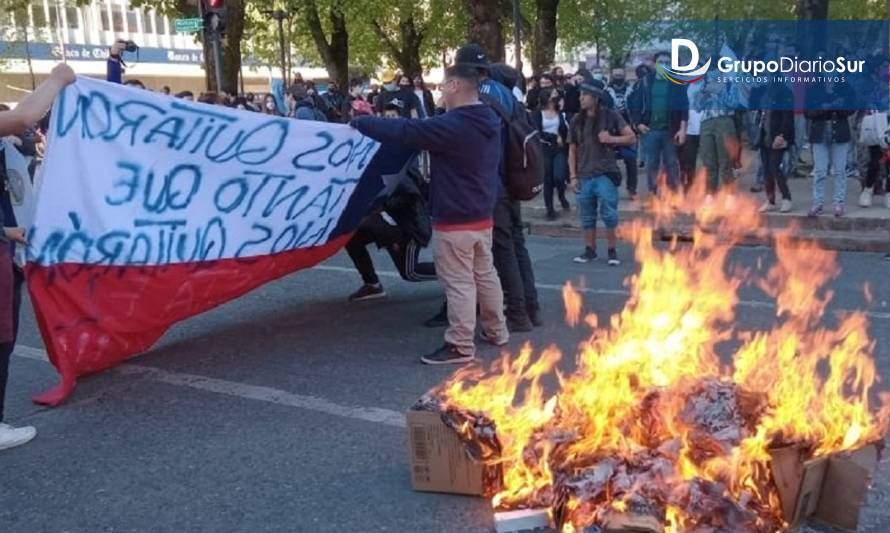 Manifestación terminó en desórdenes en el centro de Valdivia