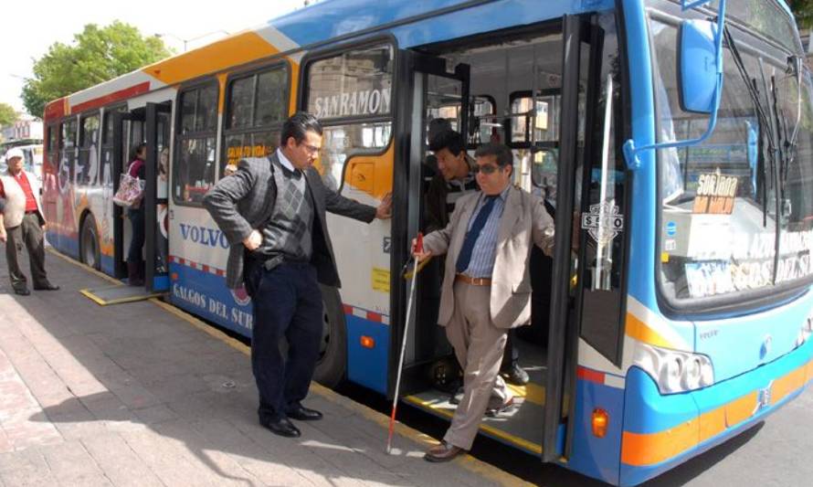 Castigarán a quienes impidan acceso de adultos mayores y discapacitados al transporte público
