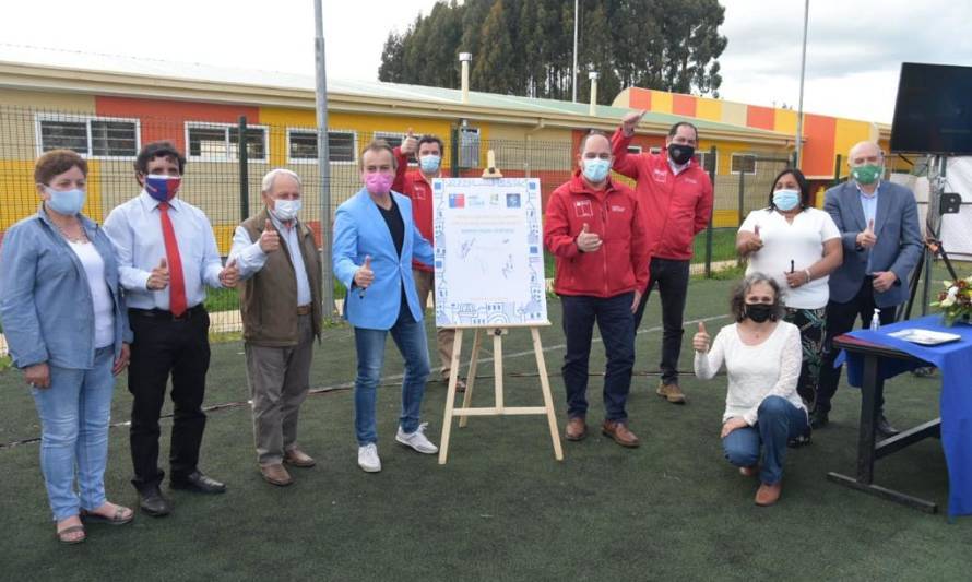 Vecinos de Río Bueno celebran firma de contrato para ejecutar obras
