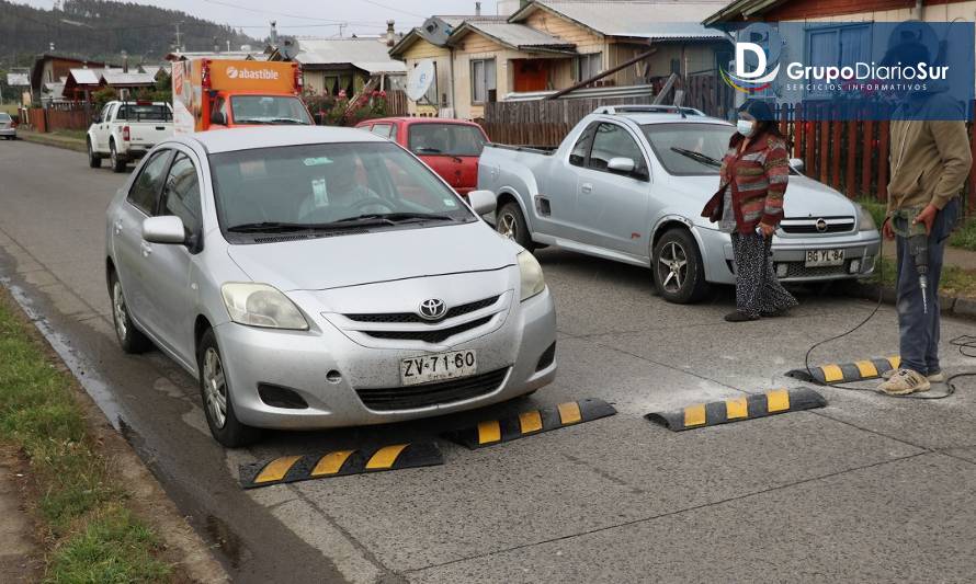 Instalan reductores de velocidad en calle Los Canelos de Los Castaños