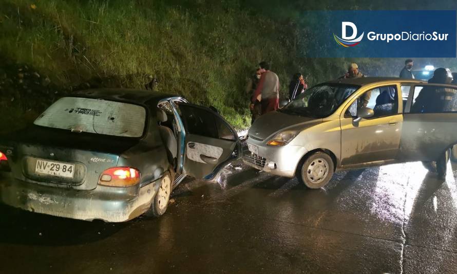 Dos automóviles chocaron en Río Bueno