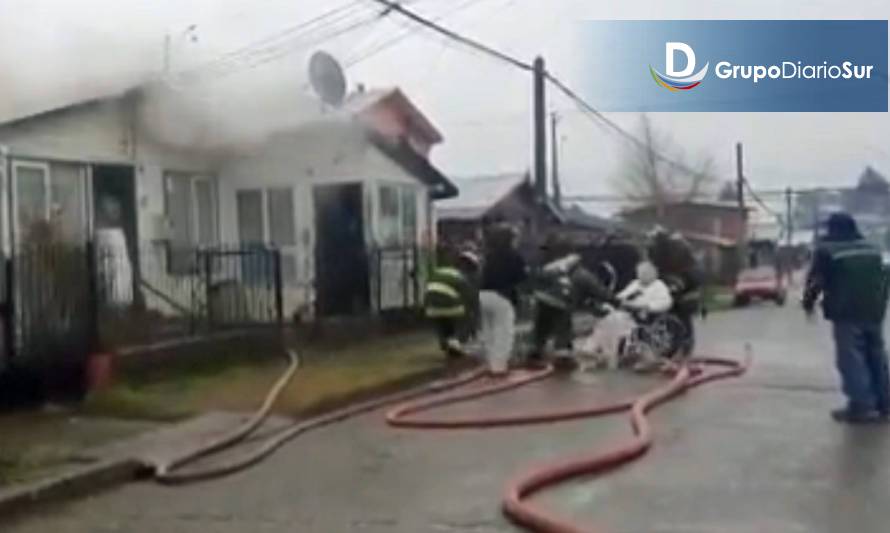 Bomberos de Valdivia rescataron a adulto mayor de vivienda en llamas
