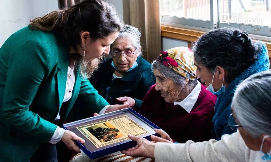 Valdivia: reconocen a tejedora mapuche de 99 años