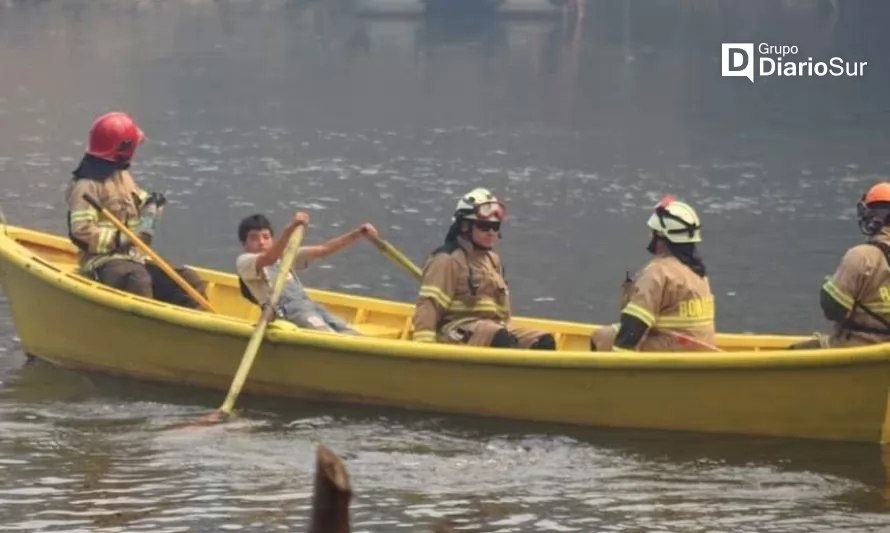 Homenajean a niño héroe que trasladó a bomberos en bote por incendios en Futa-Corral