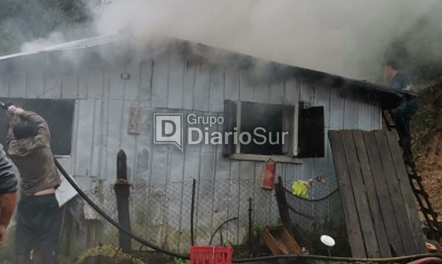 Incendio afecta a vivienda en la ruta Valdivia-Paillaco