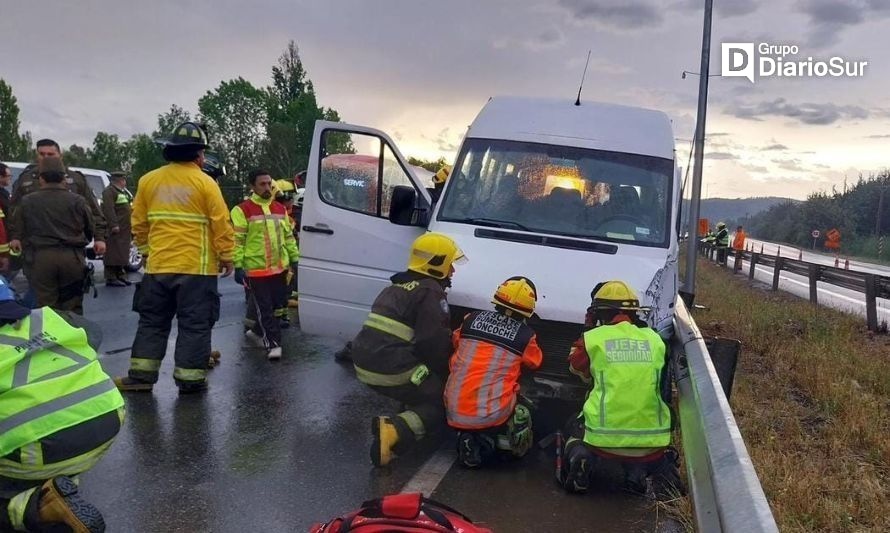 Dos fallecidos y varios lesionados dejó accidente de minibús en Loncoche 
