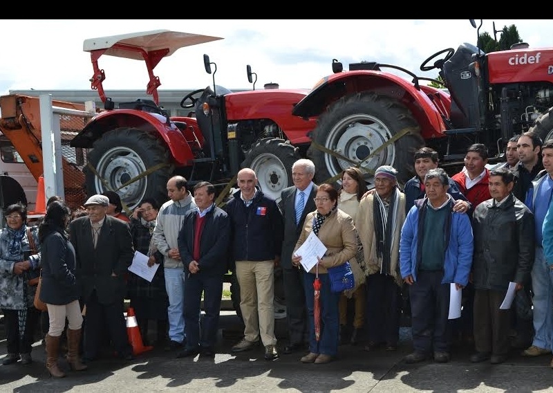 Comunidades de Calcurrupe Bajo y Auquinco recibieron tractor para distribución de abono