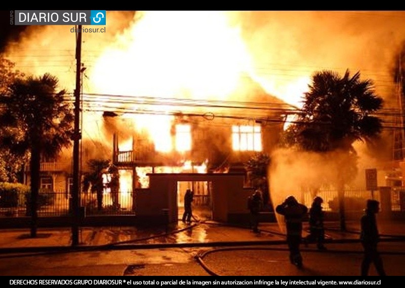 Incendio destruyó la conocida Casa Furniel de Río Bueno