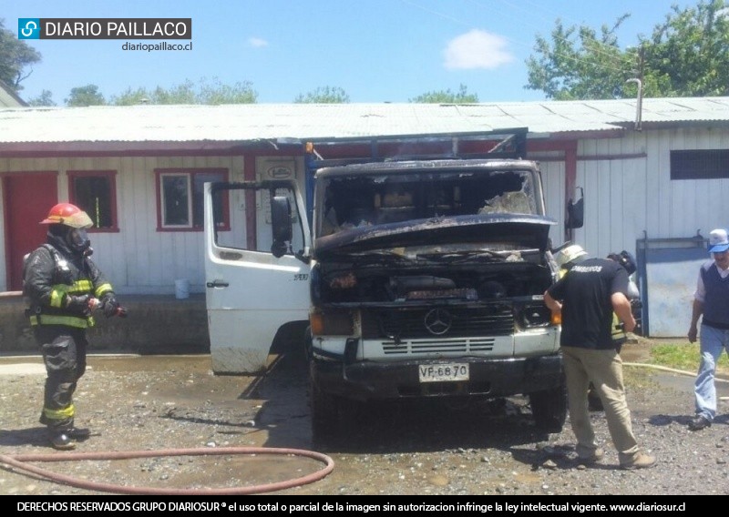 Incendio destruyó cabina de camión de Centro de Acopio Paillaco en La Luma
